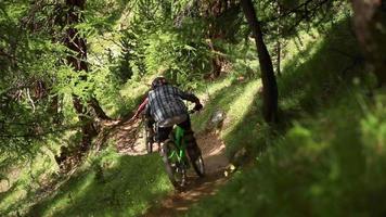 un grupo de ciclistas de montaña en un bosque. video