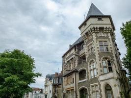 Edificio antiguo de la calle de Vichy, Francia foto