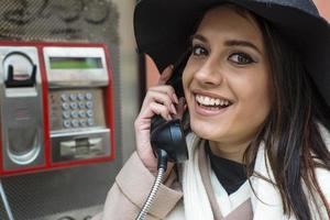 mujer joven en el teléfono foto