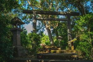 Puerta japonesa torii, restos del santuario de Yuli en Hualien, Taiwán foto