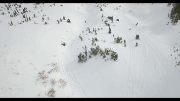 antenn av en man snöskoter i bergen. video