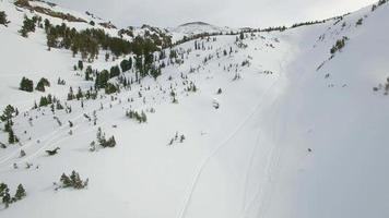 flyglandskap natur på vintern snötäckta berg.