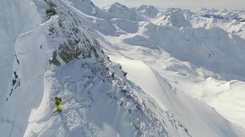 flygfoto av skidåkare som åker från toppen av ett berg. video