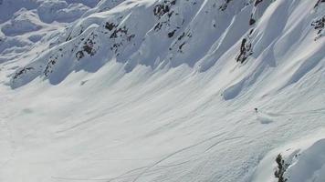 flygfoto av skidåkare som åker från toppen av ett berg. video