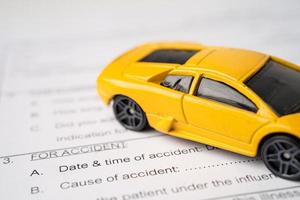 Fondo de formulario de automóvil de accidente de reclamo de seguro de automóvil, concepto de préstamo de automóvil, finanzas, ahorro de dinero, seguro y tiempo de arrendamiento