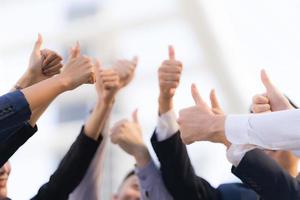 grupo de gente de negocios diferente levantando la mano
