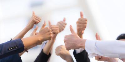 grupo de gente de negocios diferente levantando la mano