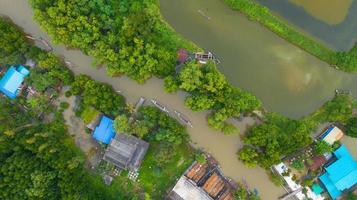 Vista aérea del barco de pescadores en el campo de Tailandia