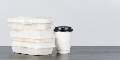 Taza de café de papel en blanco con recipientes de papel para alimentos