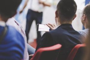 gente de negocios exitosa en el seminario escuchando la presentación foto