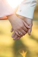 pareja joven cogidos de la mano en el anillo del brazo. vista de cerca foto