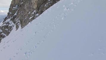 Flygfoto över snötäckta berg. video