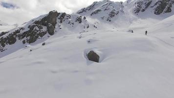 Flygfoto över skidåkare på snötäckta berg. video