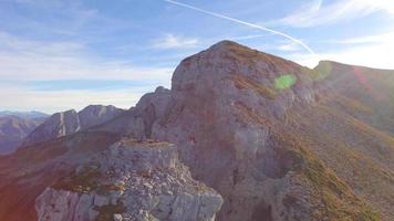 vue aérienne d'un homme en équilibre en slackline sur une corde raide dans les montagnes. video