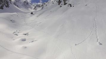 Flygfoto över skidåkare på snötäckta berg. video