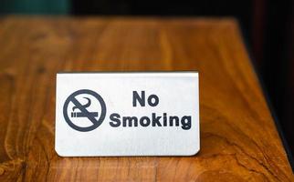 cartel de no fumar en la mesa foto