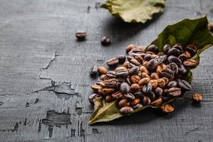 granos de cafe en hojas de cafe
