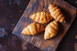 Desayuno croissant pan en la mesa de madera foto