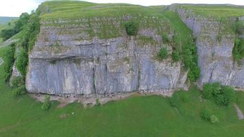 Vista aérea de un hombre escalando una montaña. video