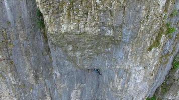 vista aérea de um homem escalando uma montanha. video