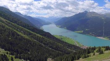 vista aerea delle montagne verdi colline e un lago. video