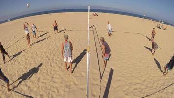 pov de hombres mayores jugando voleibol de playa. video