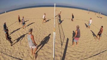 pov di uomini anziani che giocano a beach volley. video