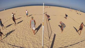 pov de hombres mayores jugando voleibol de playa. video