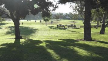 manhã em um parque com um jogo de futebol americano prestes a começar no campo de grama.