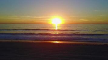 Luftdrohne uav Blick auf einen Sonnenuntergang über dem Strand und Meer video