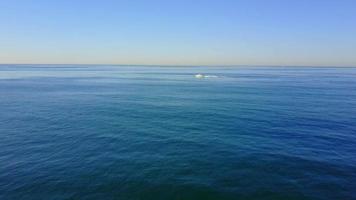 vista aerea drone uav di una barca a motore e l'oceano.