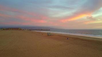Luftdrohnenansicht eines Sonnenuntergangs am Strand über dem Ozean. video