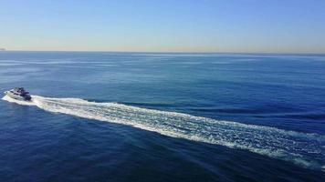vista aérea do uav do drone de um barco a motor e do oceano.