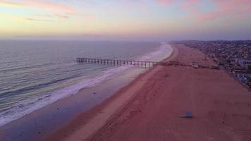 luchtfoto drone uitzicht op een zonsondergang op het strand boven de oceaan. video