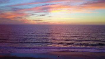 vista aerea del drone di un tramonto sulla spiaggia sull'oceano. video