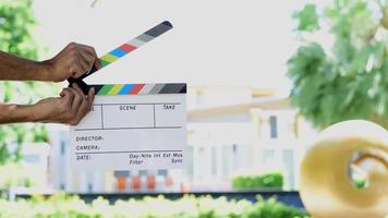 hand som håller filmskifferfärger ombord för filmbio- och tv-industrin