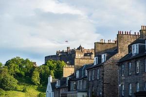 Vista de la ciudad de Edimburgo con el castillo de Edimburgo en la distancia en Escocia, Reino Unido foto