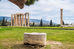 ruinas del antiguo templo de zeus olímpico en atenas foto