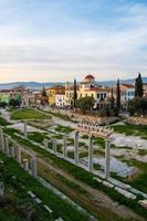 Restos del ágora romana y el paisaje urbano de Atenas, Grecia foto