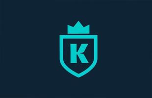 Logotipo de icono de alfabeto de escudo azul k para empresa con letra. diseño creativo para empresas y negocios con corona de rey. vector