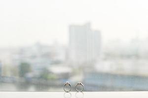 dos anillos de boda en la ceremonia de la boda foto