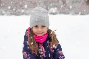 niña en la nieve foto