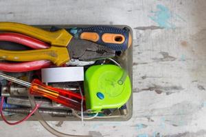 Varias herramientas en la caja, sobre fondo blanco.