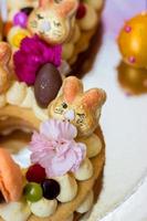 detalles de un pastel de pascua - pastel de vainilla decorado con macarrones y flores