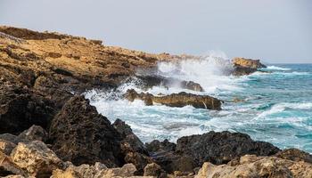 Rocas en la playa apostolos andreas en karpasia, Chipre foto