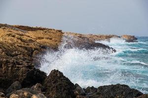 Rocas en la playa apostolos andreas en karpasia, Chipre foto