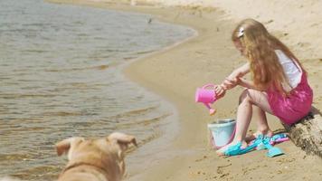 Kinder, die an einem sonnigen Tag am Strand am Fluss spielen