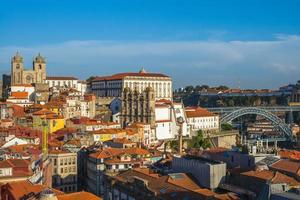 Horizonte de Oporto con la catedral de Oporto en Portugal