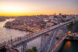 Paisaje urbano de Oporto en Portugal al atardecer