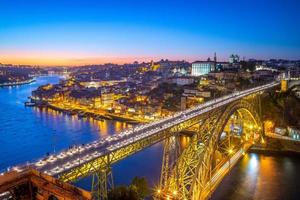 paisaje urbano de porto en portugal con luiz i bridge